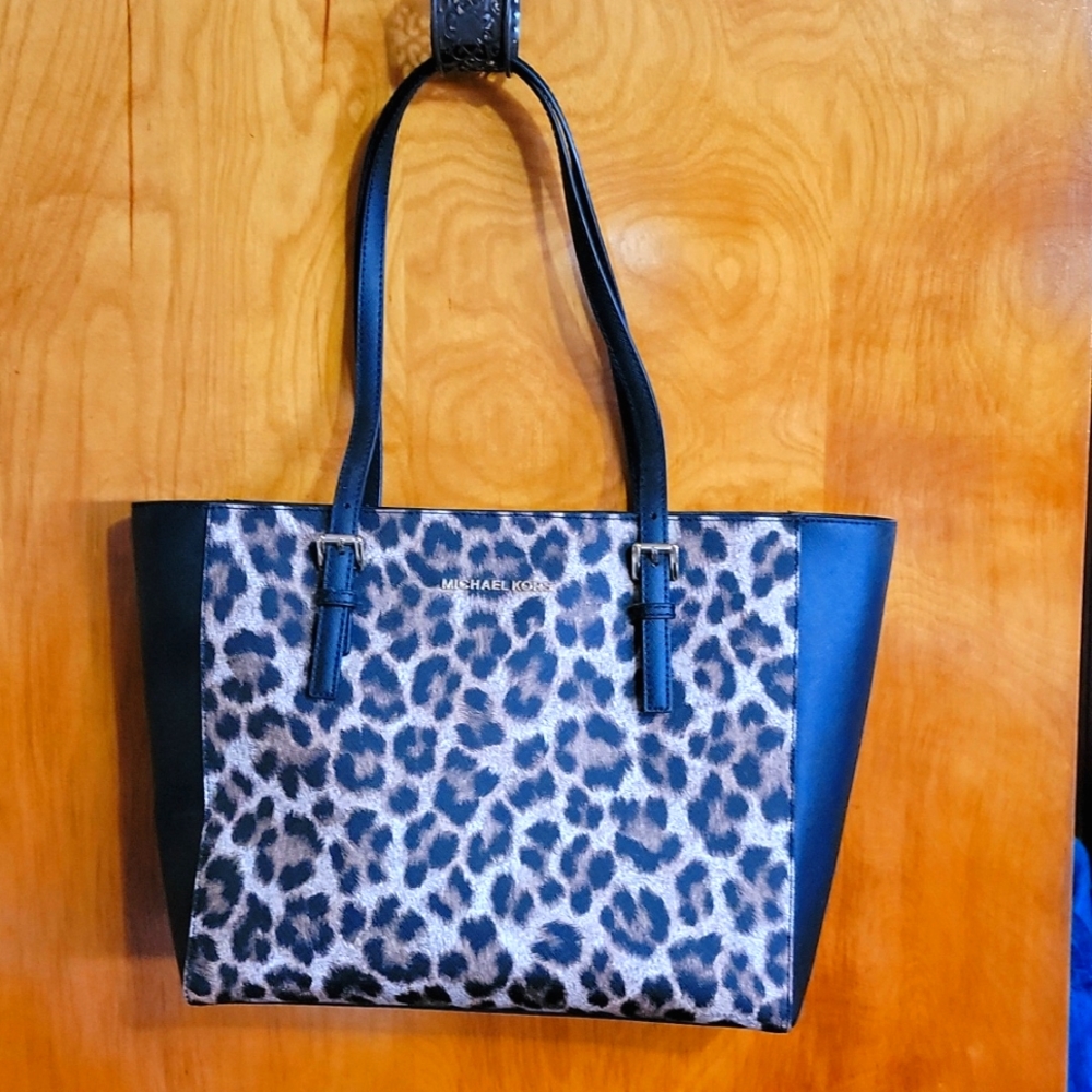 Michael Kors jet set medium size purse